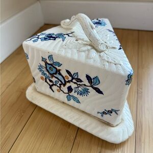 Antique Victorian Wedgwood Delft cheese dish, late 19th century, circa 1870–1890